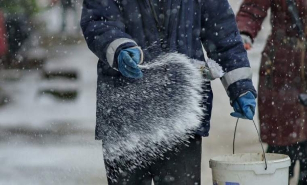 Чтобы не было скользко: чем посыпать обледеневший порог, ступеньки и дорожки