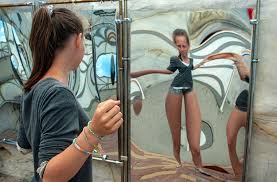 Почему зеркала показывают внешний вид по-разному