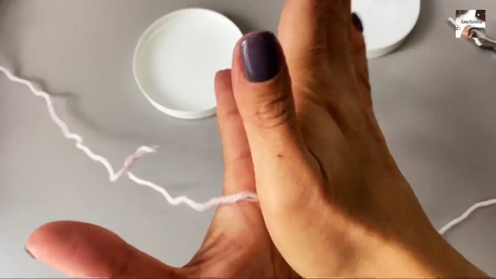 Как соединить шерстяную нить без узла и утолщения Как соединить шерстяную нить без узла и утолщения