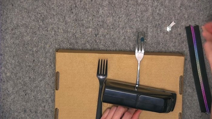 Как без мороки завести бегунок на молнию с помощью вилки Как без мороки завести бегунок на молнию с помощью вилки