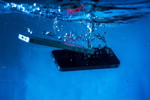 «Тонут» даже смартфоны с влагозащитой: почему нельзя плавать с телефоном и снимать под водой 