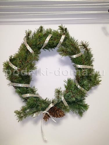 Венок из еловых веток Венок из еловых веток