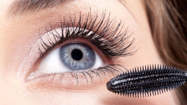 Что делать, если тушь осыпается с ресниц и остается на коже под глазами
