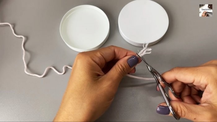 Как соединить шерстяную нить без узла и утолщения Как соединить шерстяную нить без узла и утолщения