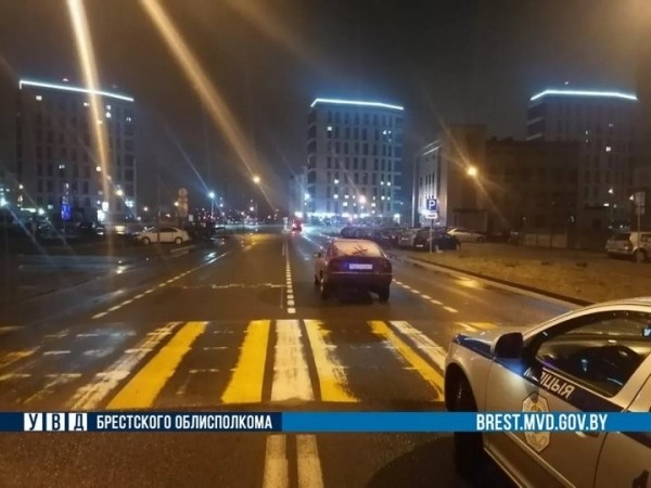 В Бресте на Сальникова автомобиль сбил девушку В Бресте на Сальникова автомобиль сбил девушку