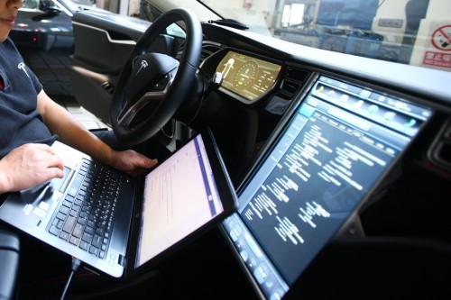 Юный хакер взломал Tesla. Инструкция опубликована в сети 