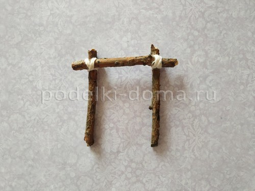 Домик и окошко — поделки из веточек