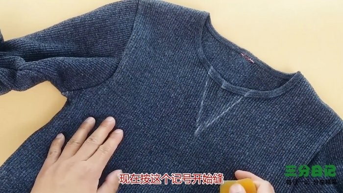 Как сузить вырез горловины свитера или футболки своими руками Как сузить вырез горловины свитера или футболки своими руками