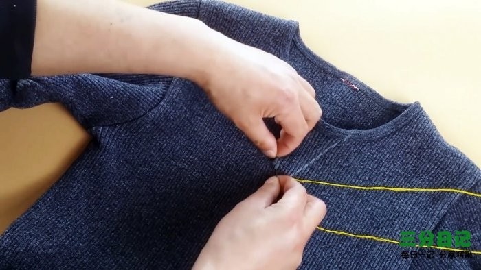 Как сузить вырез горловины свитера или футболки своими руками Как сузить вырез горловины свитера или футболки своими руками