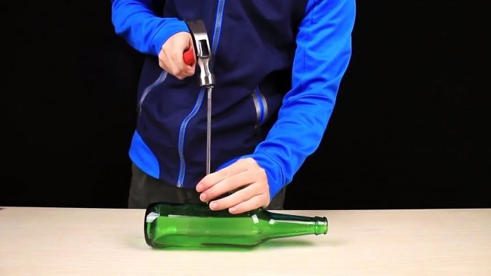 Как проткнуть гвоздём стеклянную бутылку? Как проткнуть гвоздём стеклянную бутылку?