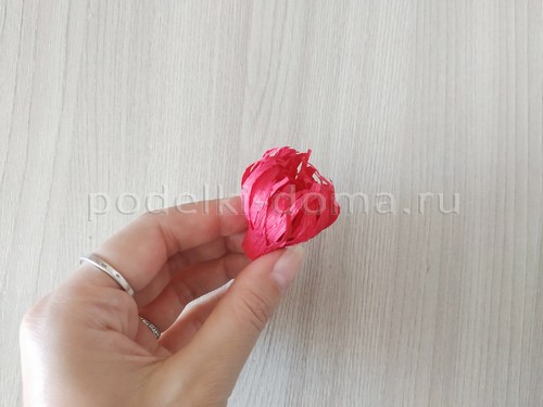 Цветок георгина из гофробумаги