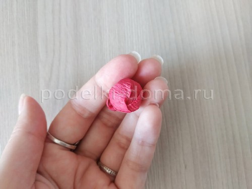 Цветок георгина из гофробумаги