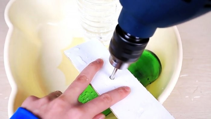 Как проткнуть гвоздём стеклянную бутылку? Как проткнуть гвоздём стеклянную бутылку?