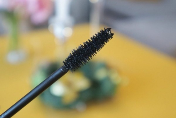 Что делать, если тушь осыпается с ресниц и остается на коже под глазами