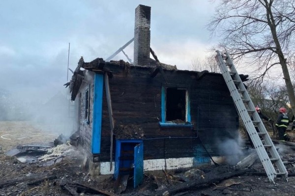В Пересудовичах сгорел дом (Брестская область) В Пересудовичах сгорел дом (Брестская область)