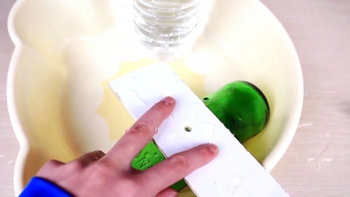 Как проткнуть гвоздём стеклянную бутылку? Как проткнуть гвоздём стеклянную бутылку?