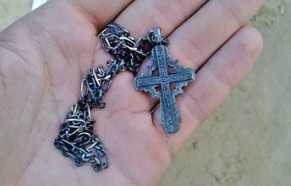Объективные причины и народные суеверия, почему чернеют серебряная цепочка на шее и крестик