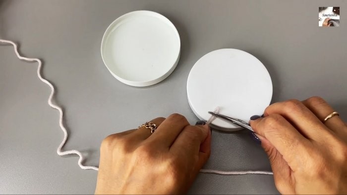 Как соединить шерстяную нить без узла и утолщения Как соединить шерстяную нить без узла и утолщения