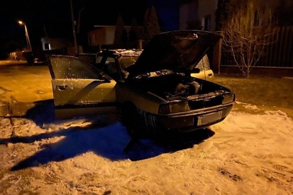 В Белоозерске горела машина В Белоозерске горела машина