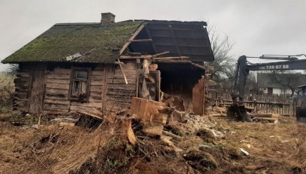Как идет снос пустующих домов в деревнях Каменецкого района