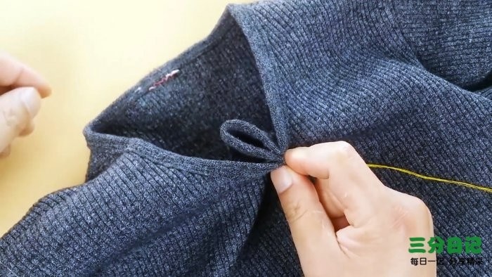 Как сузить вырез горловины свитера или футболки своими руками Как сузить вырез горловины свитера или футболки своими руками