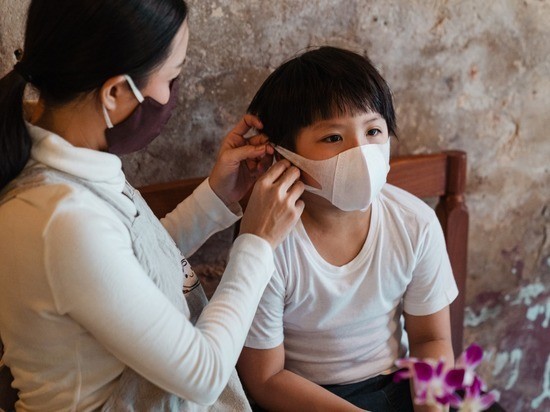 Найдено объяснение низкого риска передачи коронавируса у детей