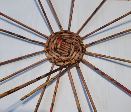 Букетница из газетных трубочек