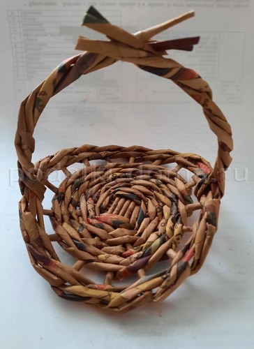 Букетница из газетных трубочек