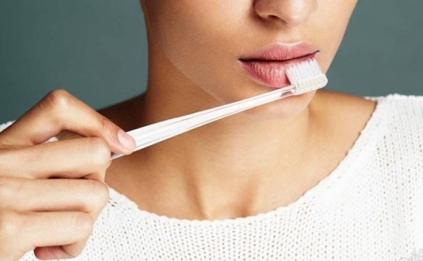 Как вылечить потрескавшиеся губы: действенные методы и профилактика