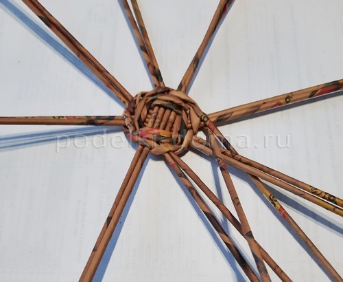 Букетница из газетных трубочек