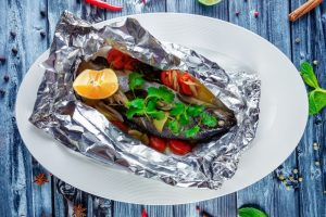 Как правильно использовать фольгу при запекании различных продуктов Как правильно использовать фольгу при запекании различных продуктов