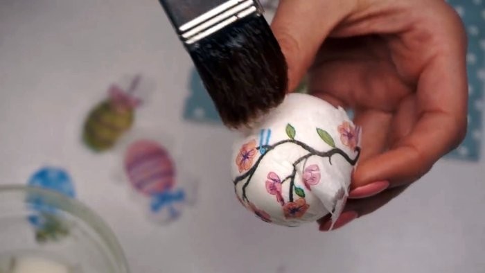 Без наклеек и красителей: копеечный способ украсить яйца на Пасху. Получится у каждого Без наклеек и красителей: копеечный способ украсить яйца на Пасху. Получится у каждого