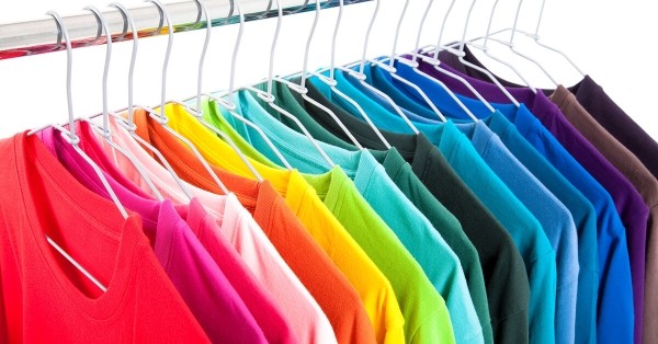 Как восстановить цвет полинявшей вещи в домашних условиях без применения химии