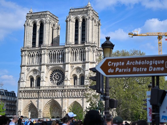 Под собором Нотр-Дам найдены «необычные» древние гробницы и статуи