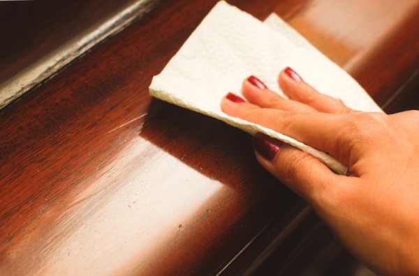 Как убрать царапины и сколы на деревянной, кожаной и тканевой мебели