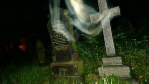 Негативная энергия может поселиться в доме: какие фотографии нельзя делать на кладбище