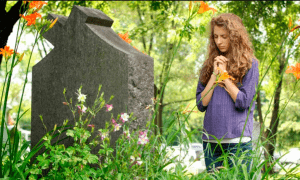 Негативная энергия может поселиться в доме: какие фотографии нельзя делать на кладбище