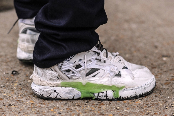 Как можно отстирать различные виды кроссовок от грязи