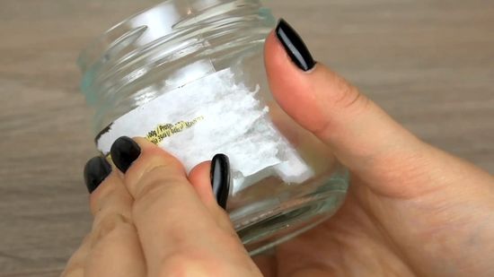 Проверенные временем средства, которыми можно отмыть стеклянные банки от этикеток