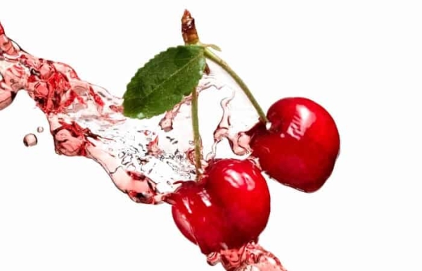 Народные средства, чтобы отстирать пятна от вишни, если порошок не справляется