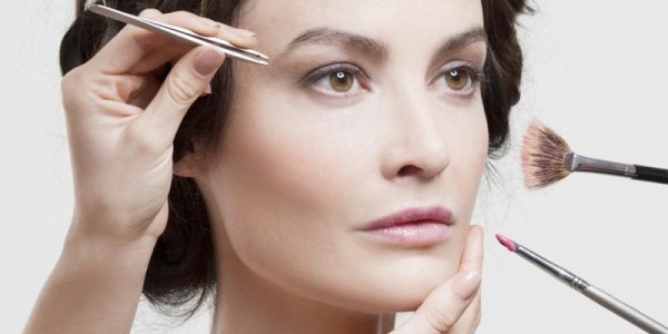 От неактуальной стрижки до хмурого взгляда: 6 привычек, которые нас старят От неактуальной стрижки до хмурого взгляда: 6 привычек, которые нас старят