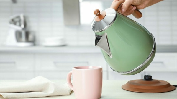 Чем и как почистить чайник от накипи: 5 простых и эффективных способов Чем и как почистить чайник от накипи: 5 простых и эффективных способов