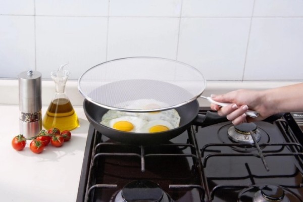 Пять проверенных способов, как избежать разбрызгивания жира во время жарки Пять проверенных способов, как избежать разбрызгивания жира во время жарки