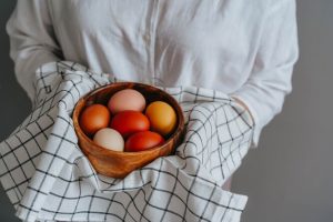 Для какой цели в воду во время варки яиц бросают спички
