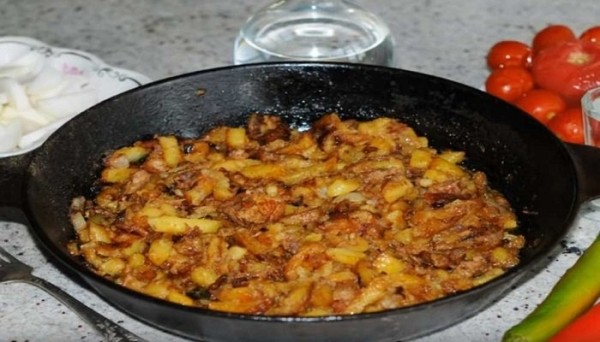 Лайфхаки помогут избежать разбрызгивания жира во время жарки. Первая помощь от ожогов