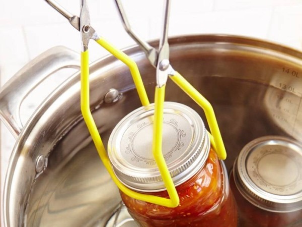 Консервируем безопасно: как слить первый кипяток из банки и не обжечь руки Консервируем безопасно: как слить первый кипяток из банки и не обжечь руки