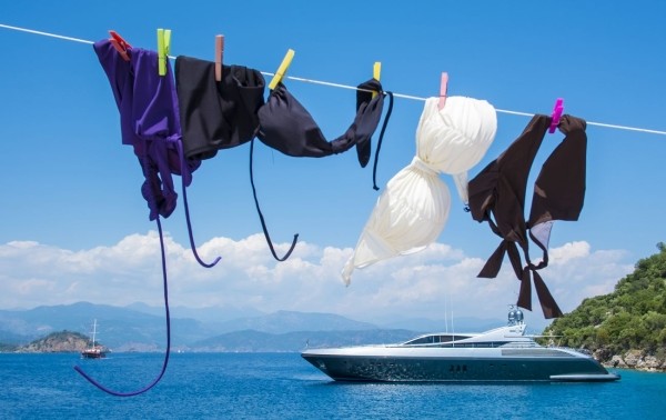 Как продлить жизнь бейсболке и купальнику, правильно стирая их