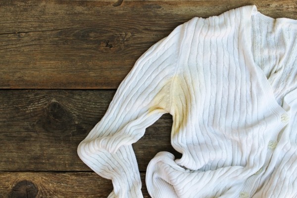 Домашние средства помогут полностью отстирать следы от дезодоранта и пота в области подмышек