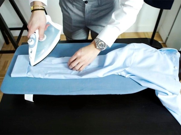 Быстро и просто: как погладить рубашку без стрелок на рукавах за 7 шагов Быстро и просто: как погладить рубашку без стрелок на рукавах за 7 шагов