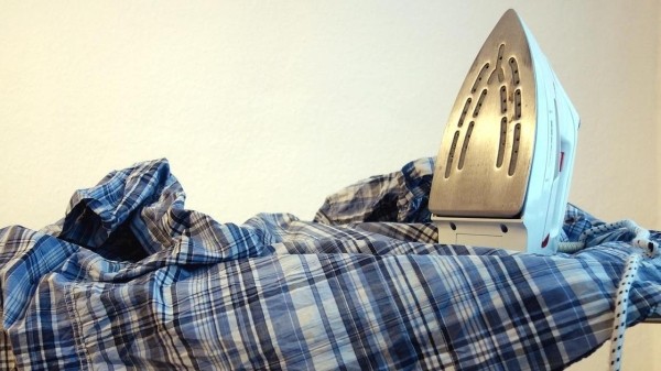 Быстро и просто: как погладить рубашку без стрелок на рукавах за 7 шагов Быстро и просто: как погладить рубашку без стрелок на рукавах за 7 шагов